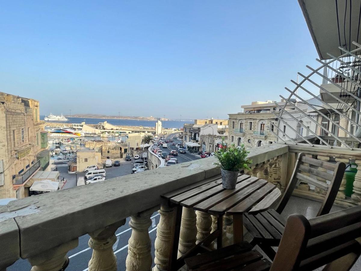 Seafront Apartment With Balcony Overlooking Marina Għajnsielem Exterior foto